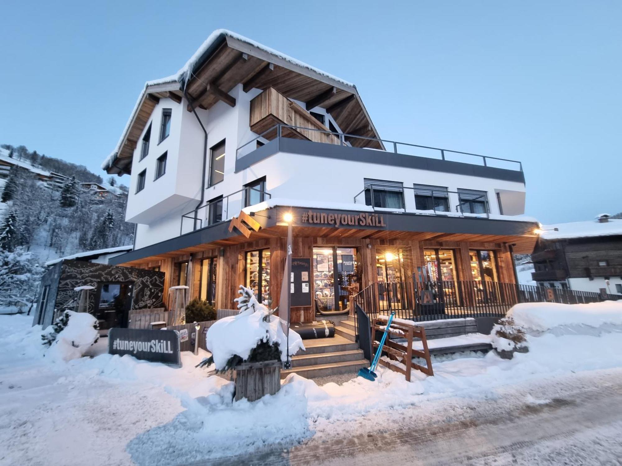 Skill Mountain - Und Bike Im Sommer Mit Joker Card Hostel *