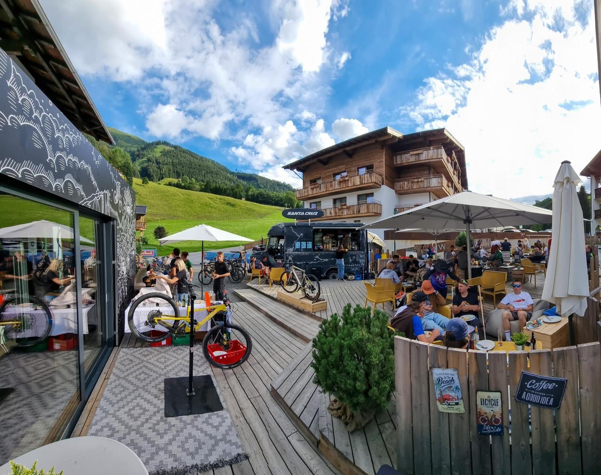 Skill Mountain - Und Bike Im Sommer Mit Joker Card Hostel Saalbach-Hinterglemm